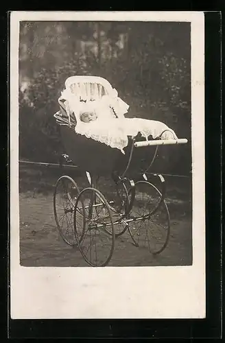 Foto-AK Schlafendes Baby im Kinderwagen