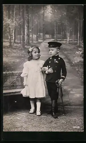 AK Junge in Uniform mit Mädchen im Arm, Kinder Kriegspropaganda