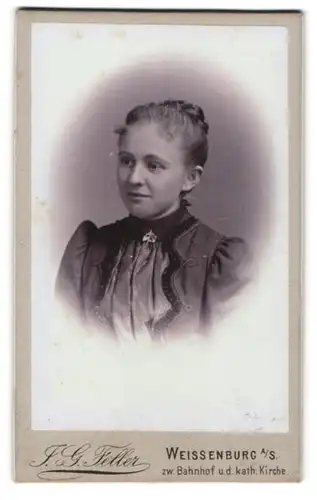 Fotografie J. G. Feller, Weissenburg a. S., Junge Dame im hübschen Kleid