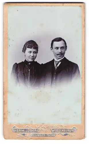 Fotografie Herm. Lüders, Weissenburg a. S., Junges Paar in hübscher Kleidung