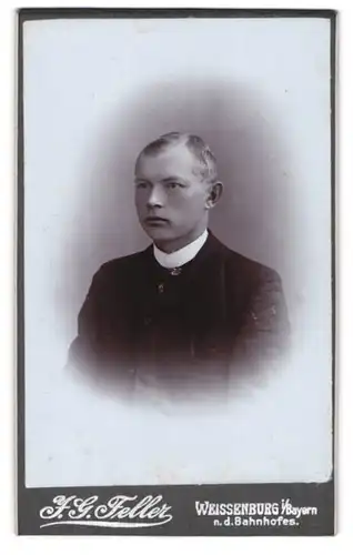 Fotografie J. G. Feller, Weissenburg i. Bayern, Junger Herr im Anzug mit Krawatte