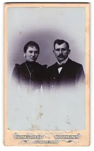 Fotografie Herm. Lüders, Weissenburg a. S., Junges Paar in hübscher Kleidung