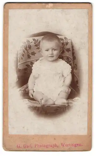 Fotografie G. Gall, Wertingen, Kleines Kind im Hemd mit nackigen Füssen