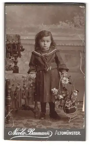 Fotografie Nicola Baumann, Altomünster, Kleines Mädchen im Kleid mit Blumenkorb