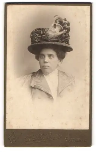 Fotografie Oskar Emil Hoppe, Stockerau bei Wien, Bürgerliche Dame mit Hut