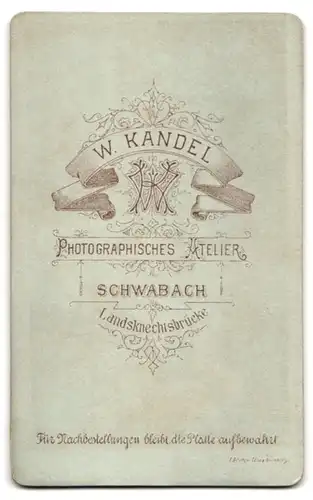 Fotografie W. Kandel, Schwabach, Kind in hübscher Kleidung