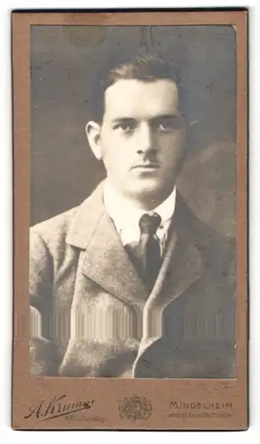 Fotografie A. Krumm, Mindelheim, Junger Herr im Anzug mit Krawatte