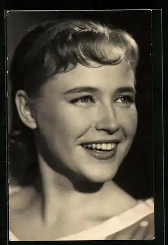 AK Schauspielerin Angela Brunner mit strahlendem Lächeln