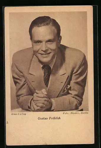AK Schauspieler Gustav Fröhlich lehnt lässig auf einem Tisch