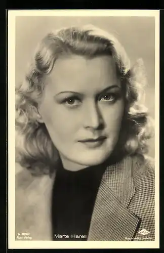 AK Schauspielerin Marte Harell mit kariertem Blazer