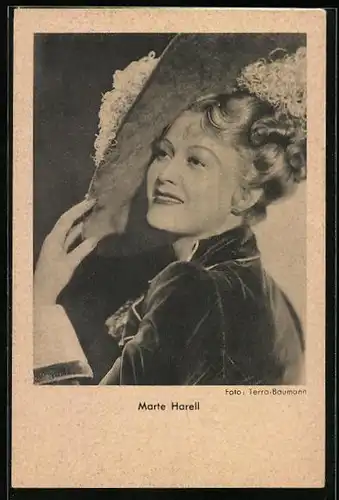AK Schauspielerin Marte Harell lächelnd mit grossem Hut