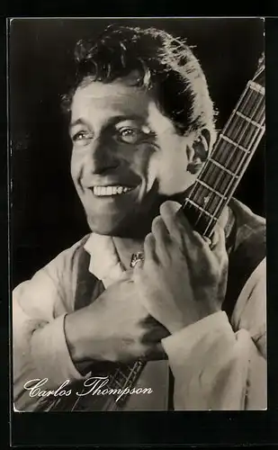 AK Schauspieler Carlos Thompson mit Gitarre