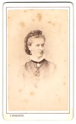 Fotografie F. Brandseph, Stuttgart, Junge Dame mit Medaillon und geflochtenen Haaren