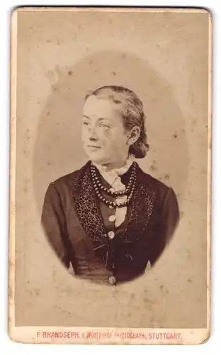 Fotografie F. Brandseph, Stuttgart, Marienstrasse 36, Junge Dame mit Perlenketten