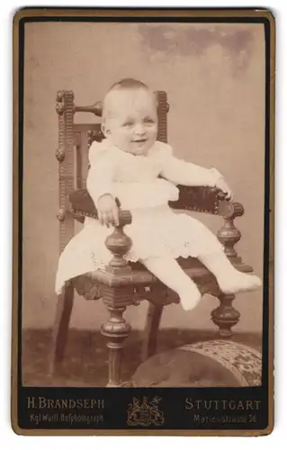 Fotografie H. Brandseph, Stuttgart, Marienstrasse 36, Kleinkind im Kleidchen auf Stuhl
