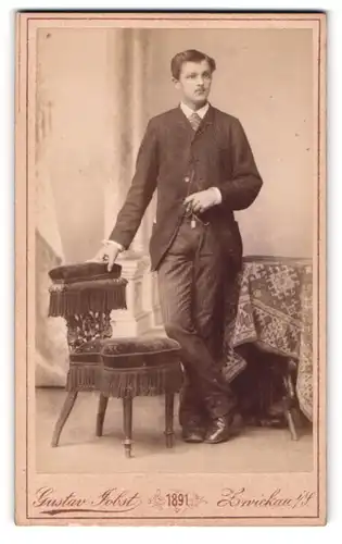 Fotografie Gustav Jobst, Zwickau i. S., Schneebergstrasse 20, Junger Herr im Anzug mit überkreuzten Beinen