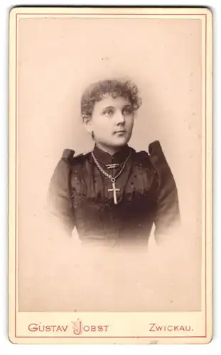 Fotografie Gustav Jobst, Zwickau i. S., Schneebergstrasse 20, Junge Dame im Kleid mit Kreuzkette