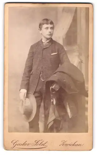 Fotografie Gustav Jobst, Zwickau i. S., Schneebergstrasse 20, Junger Mann mit Hut und Mantel