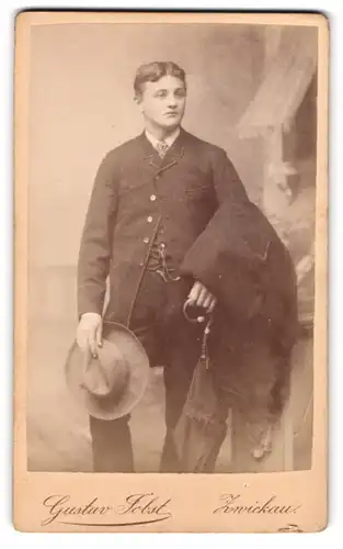 Fotografie Gustav Jobst, Zwickau i. S., Schneebergstrasse 20, Junger Mann mit Schirm und Hut