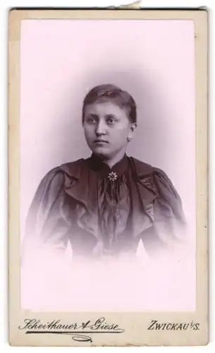 Fotografie Scheithauer & Giese, Zwickau i. S., Plauensche Str. Nr. 24, Junge Dame im Kleid mit weiten Puffärmeln