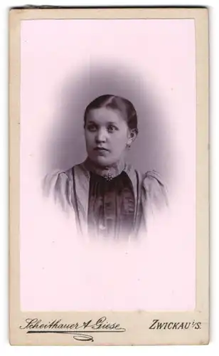Fotografie Scheithauer & Giese, Zwickau i. S., Plauensche Str. Nr. 24, Junge Dame im Kleid mit Brosche