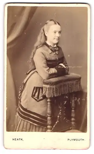Fotografie William Heath, Plymouth, 24. George Street, Junge Dame mit langen Haaren im Tournürenkleid