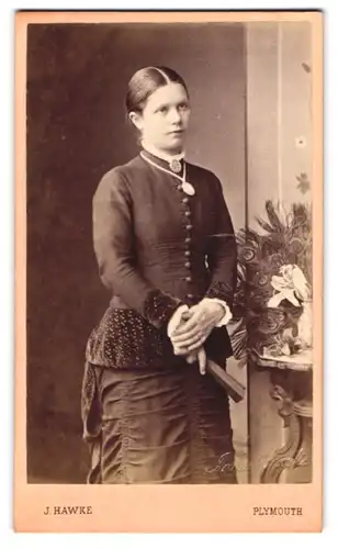 Fotografie J. Hawke, Plymouth, 8. George Street, Dame im Kleid mit Medaillon und Fächer