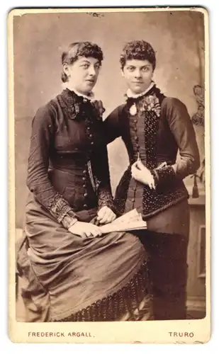 Fotografie Frederick Argall, Truro, High Gross, Zwei Damen in langen Kleidern mit Fächer und Brosche