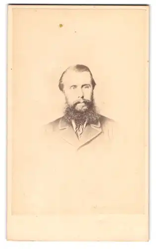 Fotografie W. Portbury, Bayswater, 7. Westbourne Grove, Herr mit Vollbart im Portrait