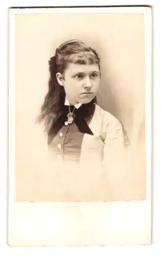 Fotografie unbekannter Fotograf und Ort, Junge Dame mit langen Haaren und Brosche im Portrait