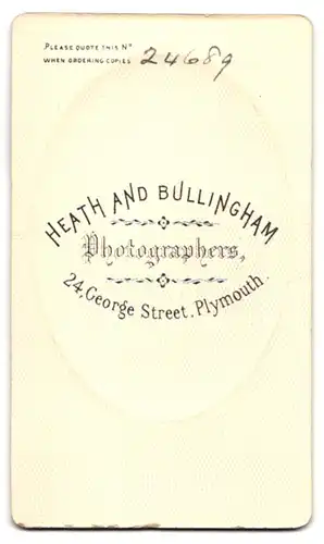 Fotografie Heath & Bullingham, Plymouth, 24. George Street, Dame im pompösen Tournürenkleid