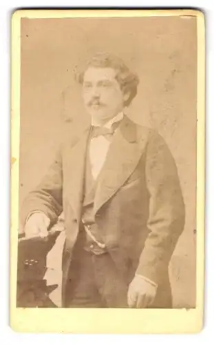 Fotografie Schildkneckt, Fürth, Mühlgasse Nr. 2, Herr mit lockigen Haaren im Anzug