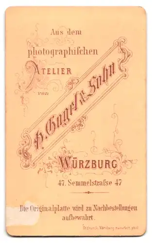 Fotografie H. Gagel & Sohn, Würzburg, Semmelstrasse 47, Herr im Anzug mit Fliege