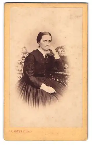 Fotografie F. L. Giffey, Hamburg, Neuerwall 82, Dame im weiten Kleid mit abgestütztem Arm, Jette Danker