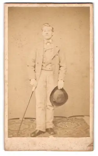 Fotografie unbekannter Fotograf und Ort, Mann mit Hut und Gehstock