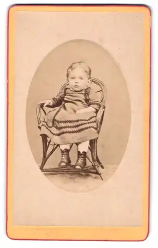 Fotografie August Pause, Döbeln, Kleinkind im Kleidchen auf Stuhl