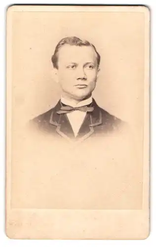 Fotografie A. Toebel & Co., Dresden, Lüttichau-Str. 3, Junger Herr im Anzug