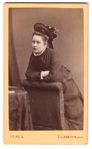 Fotografie Eulenstein, Leipzig, Zeitzer-Strasse 34, Junge Dame im Tournürenkleid mit Hut