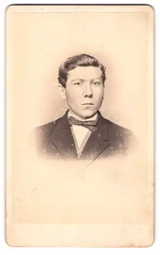 Fotografie A. Toebel & Co., Dresden, Lüttichau-Str. 3, Junger Herr im Anzug