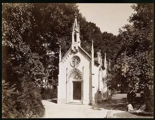 Fotografie Gustav Salzer, Baden-Baden, Ansicht Baden-Baden, Kapelle auf dem alten Friedhof, Grossformat 27 x 20cm