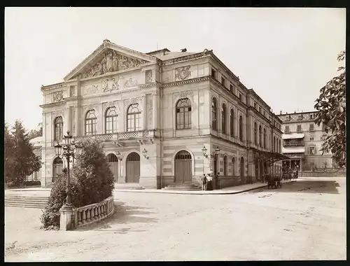 Fotografie Gustav Salzer, Baden-Baden, Ansicht Baden-Baden, Theater mit Seitenstrasse