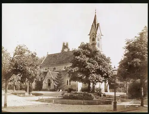 Fotografie Gustav Salzer, Baden-Baden, Ansicht Baden-Baden, St. Johannis Kirche mit Vorplatz, Grossformat 28 x 20cm