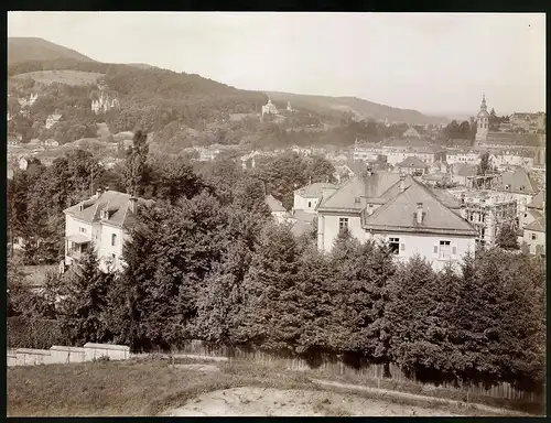 Fotografie Gustav Salzer, Baden-Baden, Ansicht Baden-Baden, Stadtansicht mit Gebäude im Baugerüst