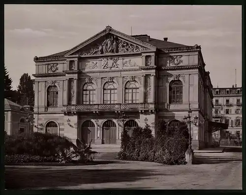 Fotografie Gustav Salzer, Baden-Baden, Ansicht Baden-Baden, Theater mit Nebenstrasse, Grossformat 27 x 20cm
