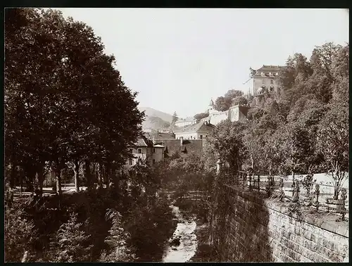 Fotografie Gustav Salzer, Baden-Baden, Ansicht Baden-Baden, Flusslauf mit Blick zum Schloss, Grossformat 27 x 20cm