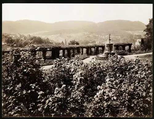Fotografie Gustav Salzer, Baden-Baden, Ansicht Baden-Baden, Springbrunnen auf der Schlossterrasse, Grossformat 27 x 20cm