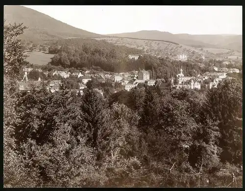 Fotografie Gustav Salzer, Baden-Baden, Ansicht Baden-Baden, Stadtansicht mit Wohnhäusern und Kirche, 27 x 20cm