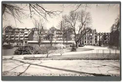 Fotografie Gustav Salzer, Baden-Baden, Ansicht Baden-Baden, Wohnhaus & Hotel von einem Park gesehen