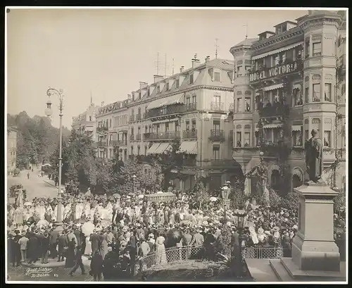 Fotografie Gustav Salzer, Baden-Baden, Ansicht Baden-Baden, Leopoldsplatz, Fronleichnams-Prozession am Hotel Victoria