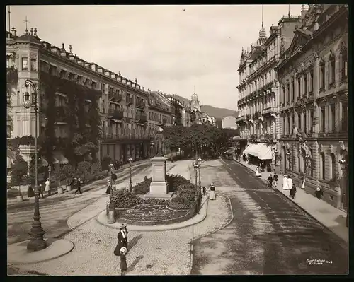 Fotografie Gustav Salzer, Baden-Baden, Ansicht Baden-Baden, Leopoldsplatz Ecke Sophienstrasse mit Denkmal, 27 x 21cm